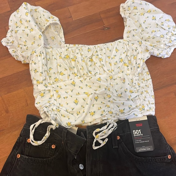 Forever21 lemon crop top - Picture 1 of 3